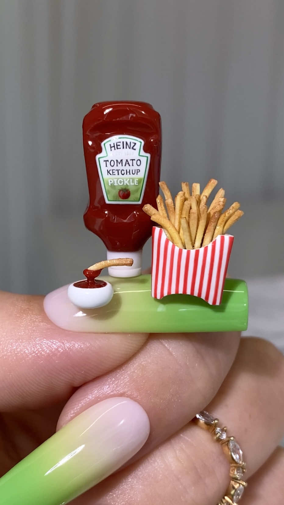 AD | @heinz Pickle Ketchup but made it mini, accompanied by some mini chippies! They look good enough to eat 🍟🤭 Experience the Heinz Ketchup flavour range and see where it takes you ☀️ @Heinz UK 