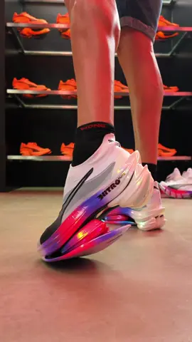 ⚡️ 🤯🤯FAST-XP SPG evolves from the FAST RB NITRO™ Elite, mirroring the explosive rebound of a springboard. Its dual-plate construction, forefoot rocker apex, and strategically placed NITROFOAM™ Elite pods maximize energy storage and release for fast runners chasing their edge. These prototypes may never hit the shelves, but they drive Puma’s innovation forward and inspire the performance models that runners rely on. En español: El futuro de la velocidad. FAST-XP SPG evoluciona a partir de la FAST RB NITRO™ Elite y refleja el rebote explosivo de un trampolín. Su construcción de doble placa, el rocker en el antepié y las cápsulas de NITROFOAM™ Elite estratégicamente situadas maximizan el almacenamiento y la liberación de energía para los corredores rápidos que buscan superar sus límites. Quizá nunca llegue a producción, pero este tipo de prototipos impulsan la innovación de Puma e inspiran los modelos de alto rendimiento en los que confían los corredores. @PUMA #GoWild