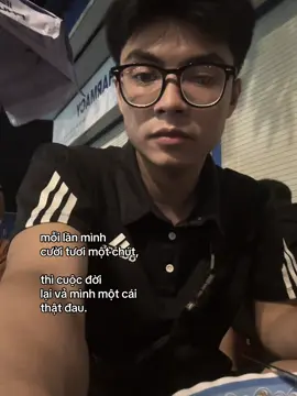 mỗi lần mình  cười tươi một chút,  thì cuộc đời lại  vả mình một cái thật đau. #xhtiktok #fyp #vantruong 