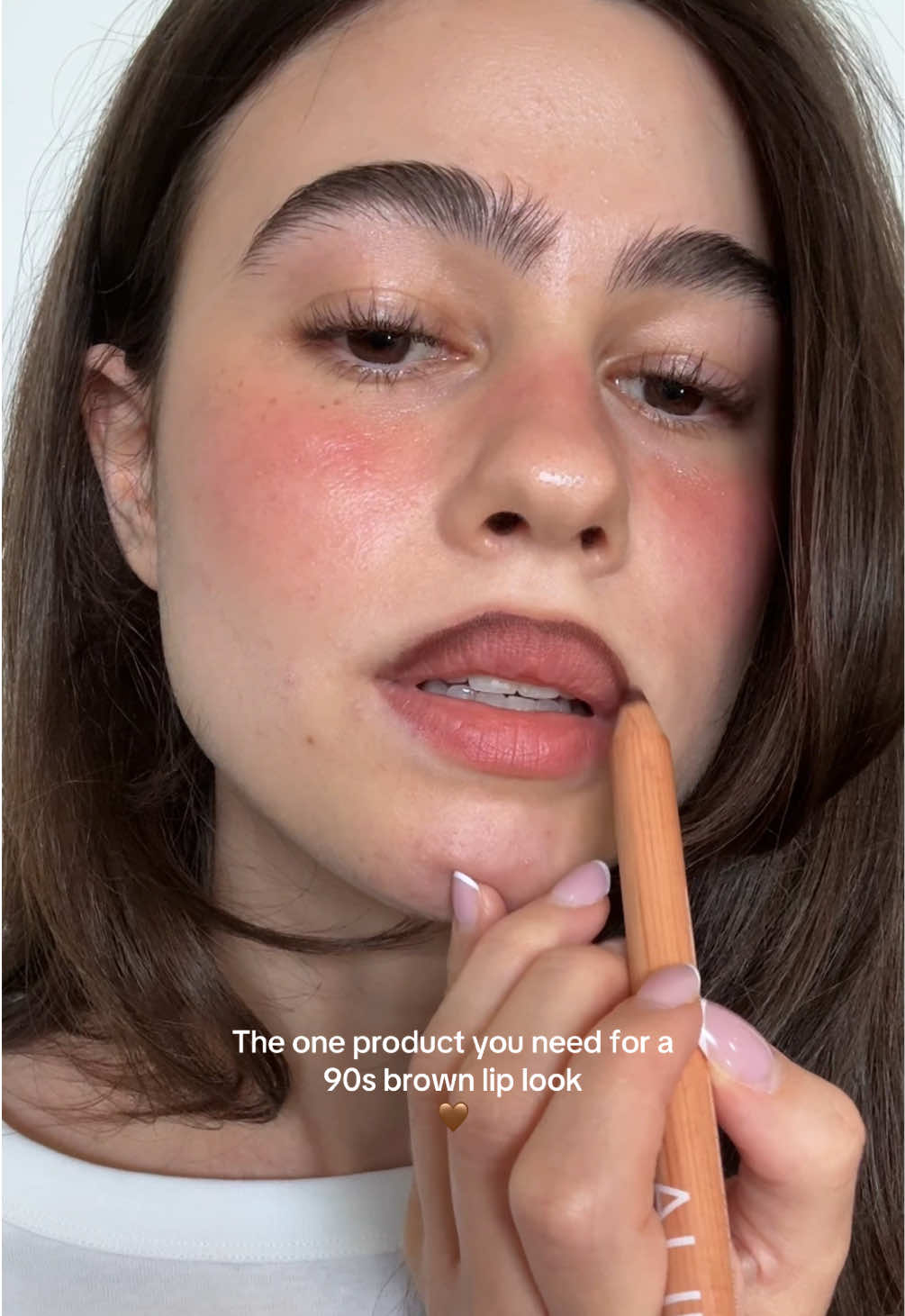 @Lana Alhakim shows us her 90s brown lip look using our NEW Lip Sketch shade, Tableau 🤎 #brownliplook #90sbrownlip #liplook #lipsketch #iliabeauty  