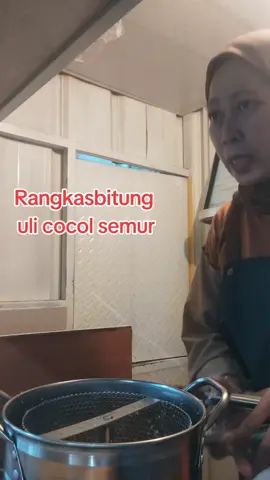 uli yang sudah di goreng di masukkan ke dalam mesin spinner... untuk mengurangi minyak #khasbanten #makanantradisional #kabupatenlebak #infolebak #fyp 