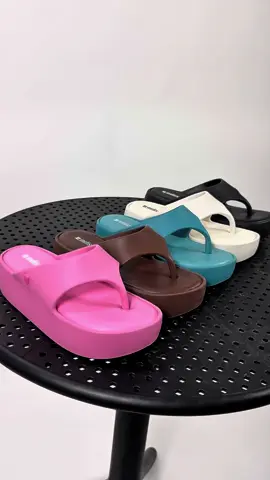 A #MelissaFreePlatformThong é a plataforma queridinha para o verão ✨ #Melisseira #AmoMelissa #Melissa 