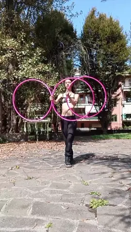 Qui alcuni trick non sono perfetti ma sto cercando di pulire la routine 🤗 ( sì, ho tagliato male a metà video non si vede quasi un trick 🤣) #fundances #hulahoopitalia #advancedtrick #multihooping #cooltricks 