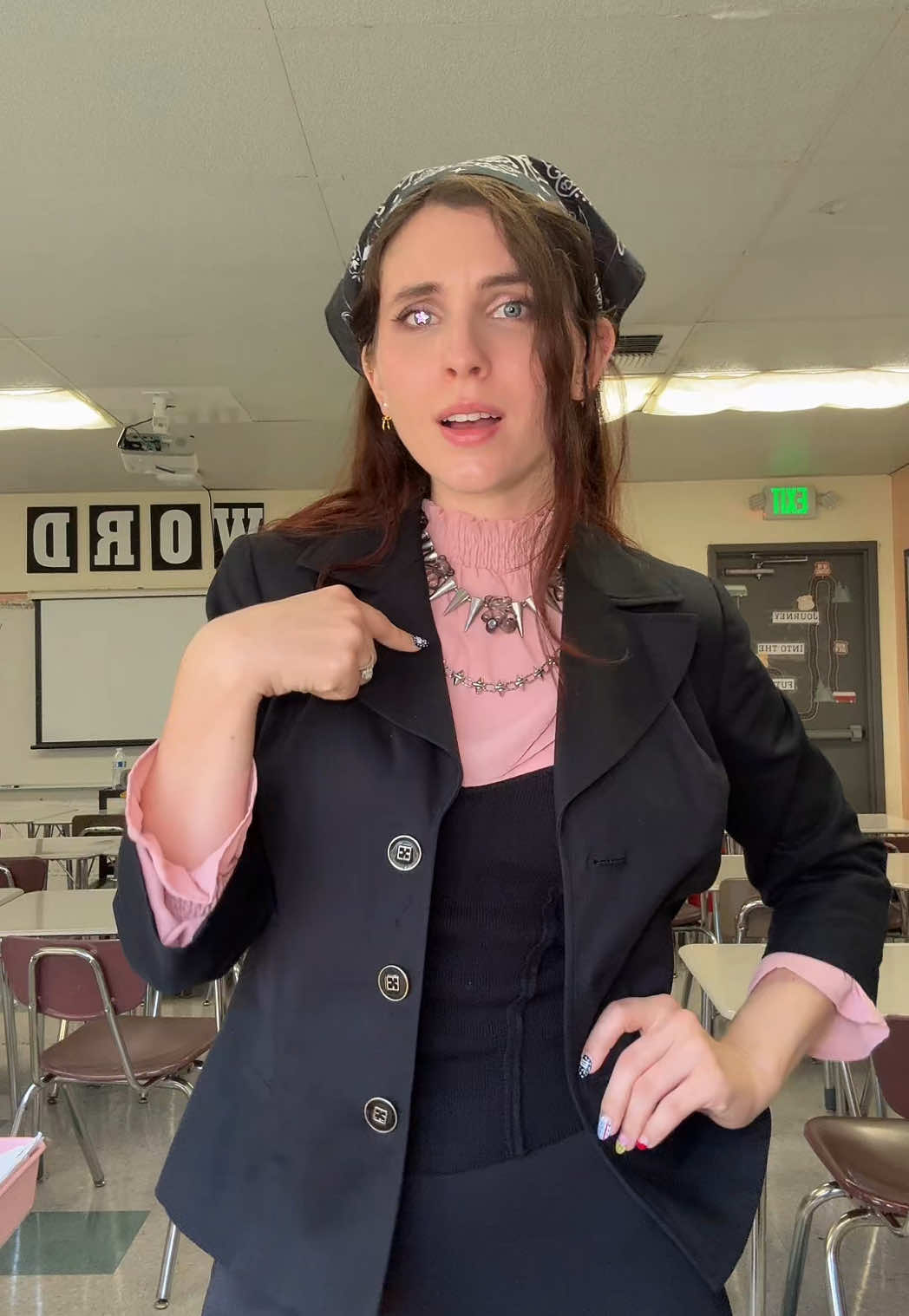 Accepting and embracing what makes you unique is where it’s at 💅🏻 #disabilitypride #oneeye 