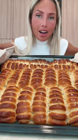 Voilà @Mora Rachel🍟 cette vidéo est pour toi ! bien évidemment une boîte t’attendra à l’école la semaine prochaine 🥰 #pourtoi.                         Recette : 1kg de farine t55  1 cube de levure diluer dans l’eau  2 œufs  120g de margarine ou beurre  sucre 110g 350ml d’eau environs ( en rajouter si besoins ) 10g de sel  Pétrir 15 min minimum  Laisser poser 1h minimum Tresser et laisser poser encore 30min min  Badigeonner de jaune d’œufs  Au four à 170degres