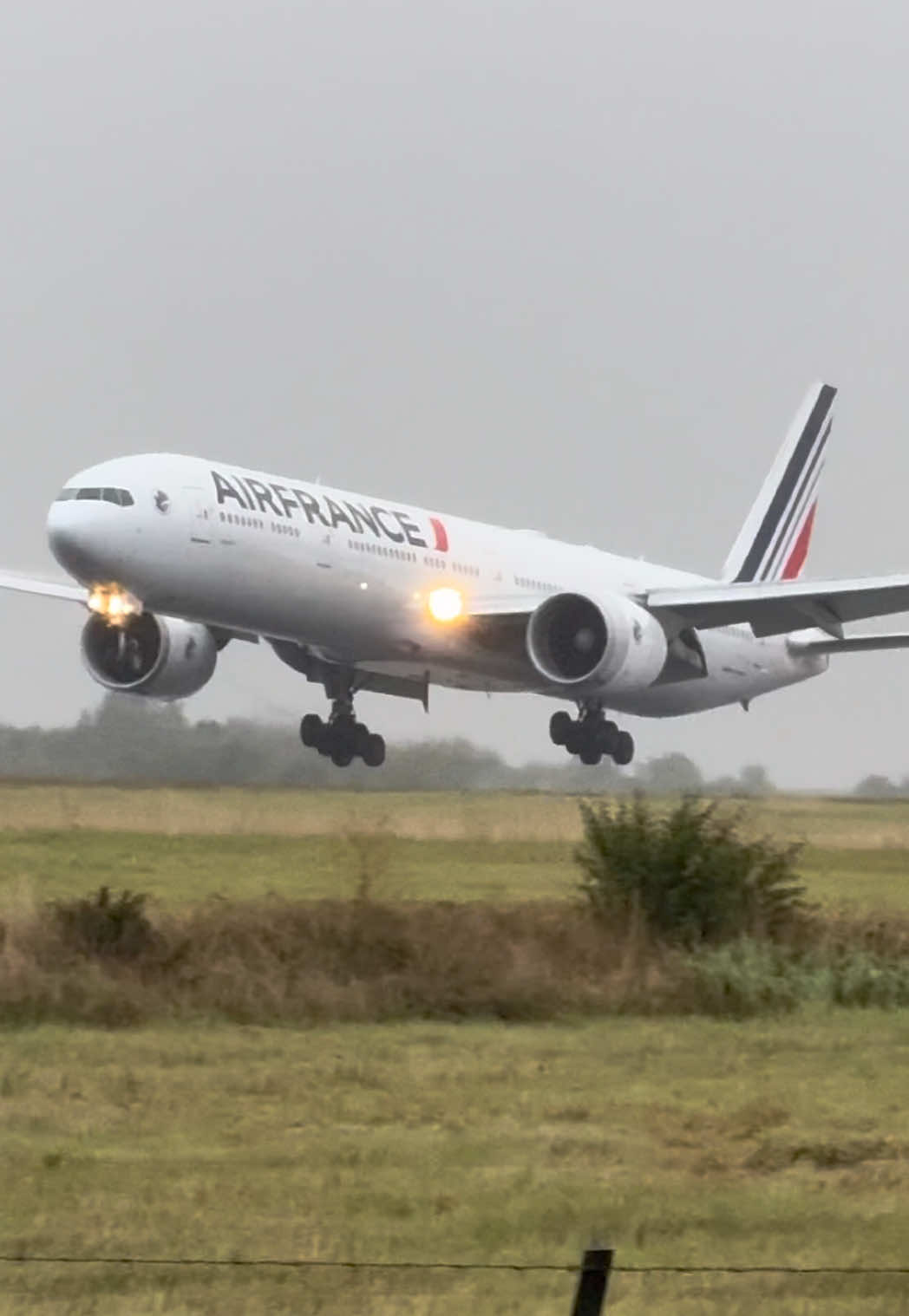 Boeing 777 Air France landing at Roissy Charles de Gaulle Airport😊. . . #viral #aviation #fypシ゚ #fyp #airbus 
