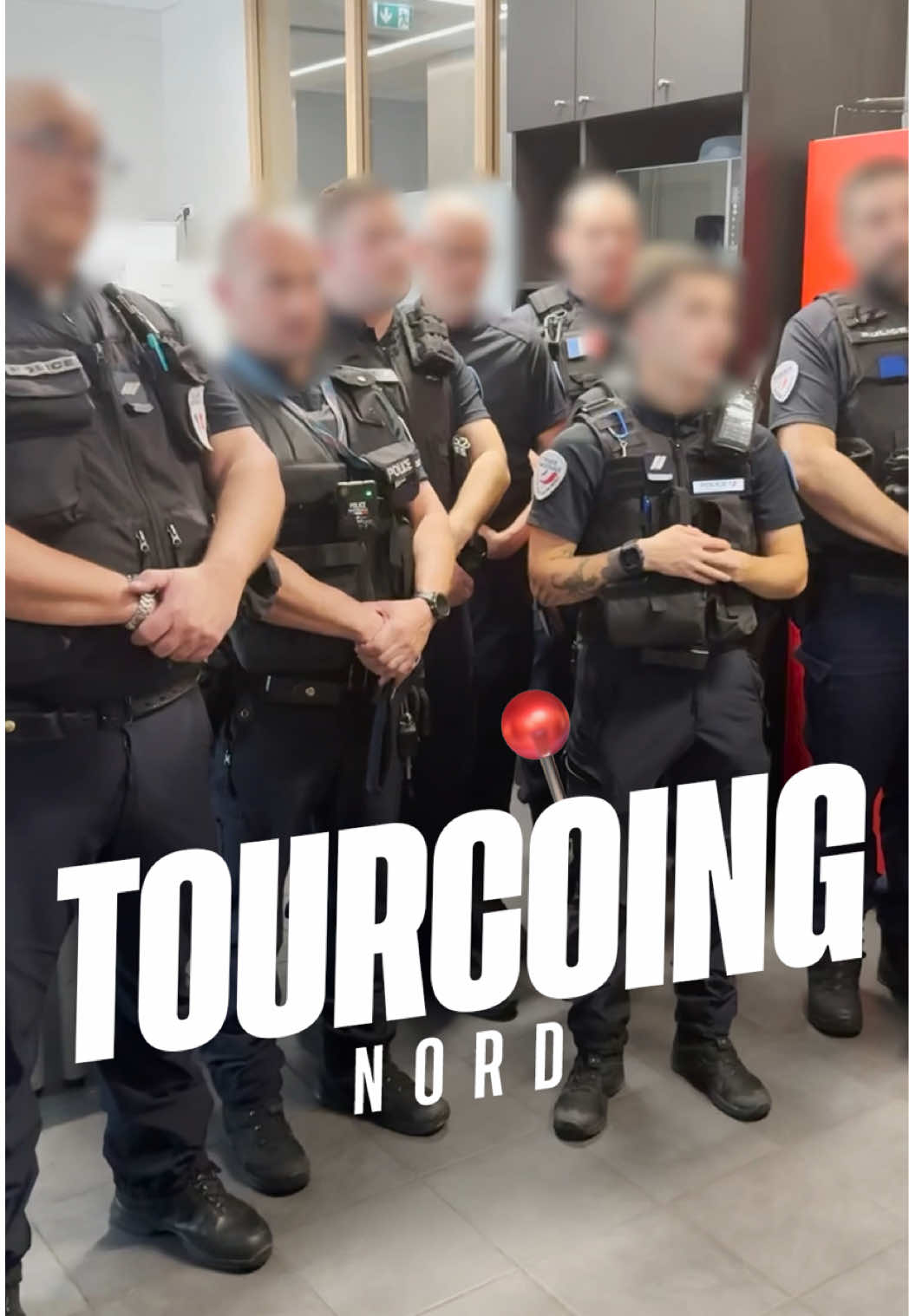 Aux côtés des policiers du commissariat de Tourcoing lâchement agressés, pour les soutenir et leur rappeler que conformément à mes instructions de grande fermeté pénale, la justice poursuivra les auteurs lâches de cette agression. S'en prendre à un représentant de l’État doit entraîner une réponse extrêmement ferme. Je vais instaurer dans la loi des peines minimales pour les agresseurs de policiers, de gendarmes, de pompiers ou du personnel médical.