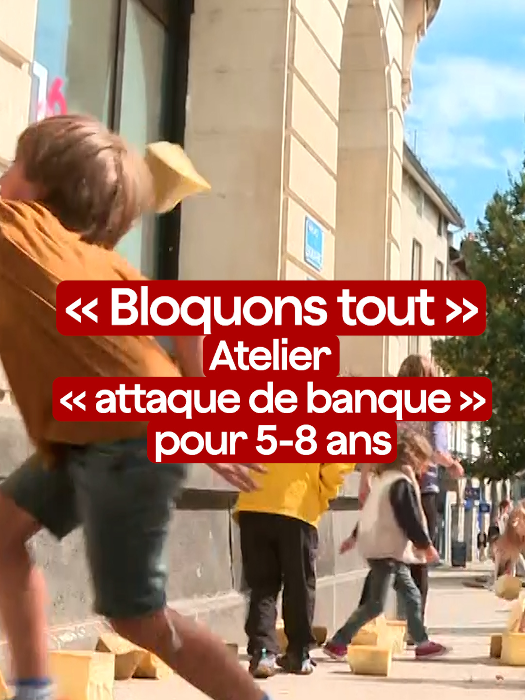 Lors du mouvement « Bloquons tout » du 10 septembre, une action plus qu'improbable a été faite à Aurillac. France 3 a immortalisé des enfants en train de lancer des pavés en mousse sur les devantures de banques. Des gauchiasses en devenir, diront certains ! #rire #humour #banque #manifestation #politique #jeunesse