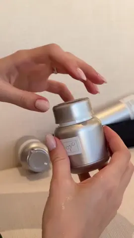 Làn da của các chị sẽ không còn là một “bản đồ thế giới” mà hóa thành một”mảnh đất màu mỡ” mịn màng, trắng sáng và tươi mới. Điều đặc biệt và hiệu quả của em nó sẽ rất là rõ rệt chỉ trong một thời gian ngắn. Công thức đã được các chuyên gia Hàn Quốc nghiên cứu chuẩn khoa học, an toàn cho mọi loại da. Càng dùng da càng khỏe càng đẹp. ------ 📌 Da đẹp từ nay sẽ không phải một khái niệm quá xa vời với các tình iu nữa đâu, hãy để “Kem Dưỡng Vạn Năng Dexynol 16.3” cải thiện làn da ĐA VẤN ĐỀ lập tức cho các chị iu nhé. #munsungviem #chamdadungcach #dexynol #kemdưỡngdadexynol