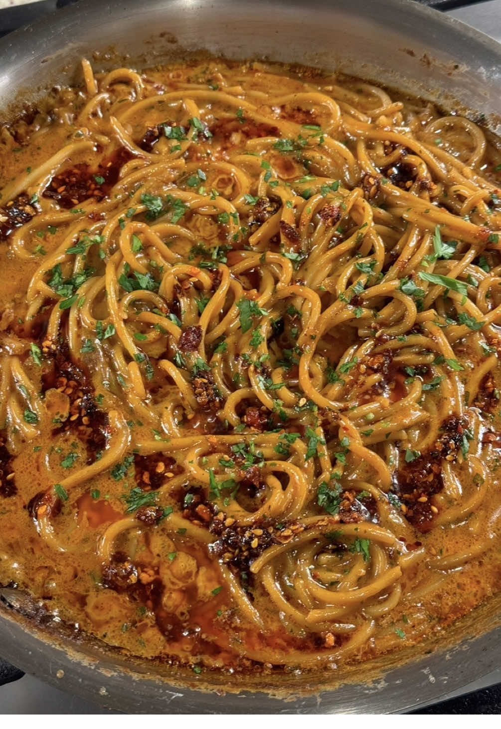 chili oil garlic butter pasta 🍝 best garlic peeling hack i've tried so far!! cover your separated garlic cloves with boiling water and let it sit for 1 min and the skin should peel right off recipe link: https://erinscozykitchen.com/recipe/chili-oil-garlic-butter-pasta/ or search up “erinscozykitchen chili oil pasta” on google and it should be the first link that shows up! the full detailed recipe is also on my website 🔗 linked in bio! #chilioil #garlic #butter #pasta