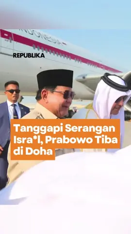 Presiden RI Jenderal (Purn) Prabowo Subianto tiba di Doha, Qatar pada Jumat 12 September 2025 sekitar pukul 15.20 waktu setempat (WS), untuk melakukan pertemuan dengan Emir Qatar, Sheikh Tamim bin Hamad Al-Thani. Kedatangan Presiden Prabowo terkait dengan berkumpulnya kepala negara Arab dan Muslim untuk menanggapi serangan Isra*l ke Doha. @prabowo  Ketibaan Prabowo di Bandara Internasional Doha disambut oleh Menteri Pertahanan Qatar Sheikh Saoud Bin Abdulrahman Bin Hassan Bin Ali Al-Thani, Duta Besar RI di Doha Ridwan Hassan, dan Atase Pertahanan KBRI Doha Kolonel Tengku Sony Sonatha. Tidak hanya itu, ketibaan Presiden Prabowo juga disambut oleh pasukan jajar kehormatan yang mengiringi langkah Presiden menuju kendaraan. Setelah dari bandara, Presiden Prabowo beserta rombongan terbatas langsung menuju Istana Lusail, Doha untuk bertemu dengan Emir Qatar. Dalam keterangannya di Doha, Sekretaris Kabinet Teddy Indra Wijaya menyampaikan agenda utama di Doha yakni untuk bertemu dengan Emir Qatar. Menurut Seskab Teddy, keputusan Presiden ini merupakan bentuk solidaritas Indonesia secara langsung kepada Qatar pascaserangan Isra*l ke Doha yang terjadi pada Selasa 9 September 2025. “Iya betul, hari ini Presiden Prabowo terbang ke Doha, Qatar untuk bertemu langsung dengan Emir Qatar, sore waktu setempat,” kata Seskab Teddy.  Produser: Eko Supriyadi  Kreator: Pangeran Arga  #republika #CekRepublikaAja 