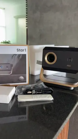 Hoy llegó algo diferente… Un proyector inteligente AOC Star1 que promete convertir cualquier pared en una pantalla gigante 🎬📺. Compacto, ligero y diseñado para transformar la sala en cine en segundos. ¿Será que realmente vale la pena? 👀 No te pierdas el próximo video donde lo probamos @AOC Projector Shop #contenido #ventaquincenal #paratiiiiiiiiiiiiiiiiiiiiiiiiiiiiiii #fyp #proyector 