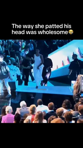 Rihanna went over to Chris Brown to show everyone she forgave him 😭🩷 #rihanna #chrisbrown #hollywood #celebritynews #shorts 
