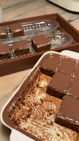 معليش حبايبي كنت تعبانه بس ماتوقعت المقطع يطلع اكسبلور 😔 المهم احبكم 🩷المقادير /بيضتين /نص كوب سكر /نص كوب زيت /ملعقه كبيره باكنج بودر / ملعقه فانليا /كوب حليب محموس /كوب سميد محموس /علبه قشطه أي نوع حابين /ونخلطها ونحطها في الصينيه ونشغل من تحت على حراره ١٨٠درجه بعدين من فوق نخليها تبرد شوي  الصوص الأبيض /جبن كريمي ملعقتين و٤كيري ماعندك كريمي زودي كيري ونص علبه حليب نستله ونحطها على الكيكه بعدين نشغل عليها النار من فوق لين تتماسك الطبقه بدون تحمير ونطلعها واحط عليها جالكسي مذوب أو أي صوص حابه وجعلها عافيه 🩷🩷#foryou #explore #طبخ 