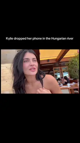 She dropped her phone 🫤#kyliejenner #taylorswift #viral #fyp #boptok 