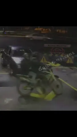 ⚠️ ASALTOS A MANO ARMADA ⚠️  La noche de ayer jueves, se reportaron dos asaltos a mano armado en esta ciudad de Uruapan, sin que se tengan pistas de los hechores.  El primer incidente tuvo lugar sobre el viaducto a Jicalan, donde un solitario sujeto a bordo de una motocicleta tipo cargo color gris despojo a una mujer de sus pertenencias huyendo con rumbo desconocido.  El segundo incidente tuvo lugar en la gasolinera ubicada sobre la Calz. Benito Juárez esq. Juan Ayala, donde dos sujetos a bordo de una motocicleta llegaron directo a una de las bombas amenazando a despachadores a punta de pistola para llevarse no nada más el efectivo que portaban como parte de las ventas si no también objetos personales como teléfonos celulares.  Ante estos hechos, se recomienda a la ciudadanía estar atentos y cualquier tipo de anomalía reportarla de inmediato a los números de emergencia.  #alertauruapanoficial  #noticiasdeuruapan #Inseguridad #uruapan #uruapan🥑❤️ 
