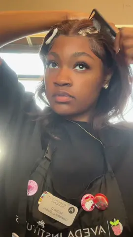 i’m trying my hardest to stretch this wig another day before i have to do my hair, but she tiredddddd🎀😩 #fyp #wiginstall #cosmetologyschool 