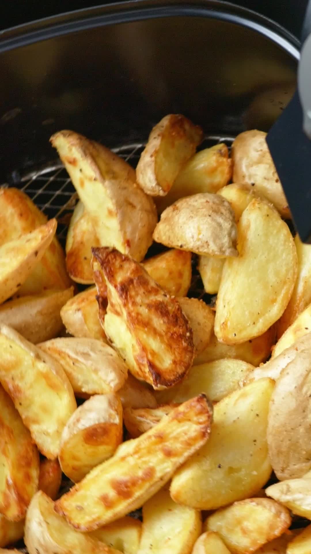 🍟 Batata frita crocante, sequinha e sem óleo? Na Airfryer HQ isso é realidade: mais sabor, saúde e praticidade na sua cozinha. ✨🔥 👉 Aproveite 15% OFF em toda a linha de eletroportáteis HQ usando o cupom CHEFHQ15. 💳 Até 10x sem juros | 🚚 Frete com condições especiais. #HQ #ParaTodosOsMomentos #EletroportáteisHQ #CHEFHQ15