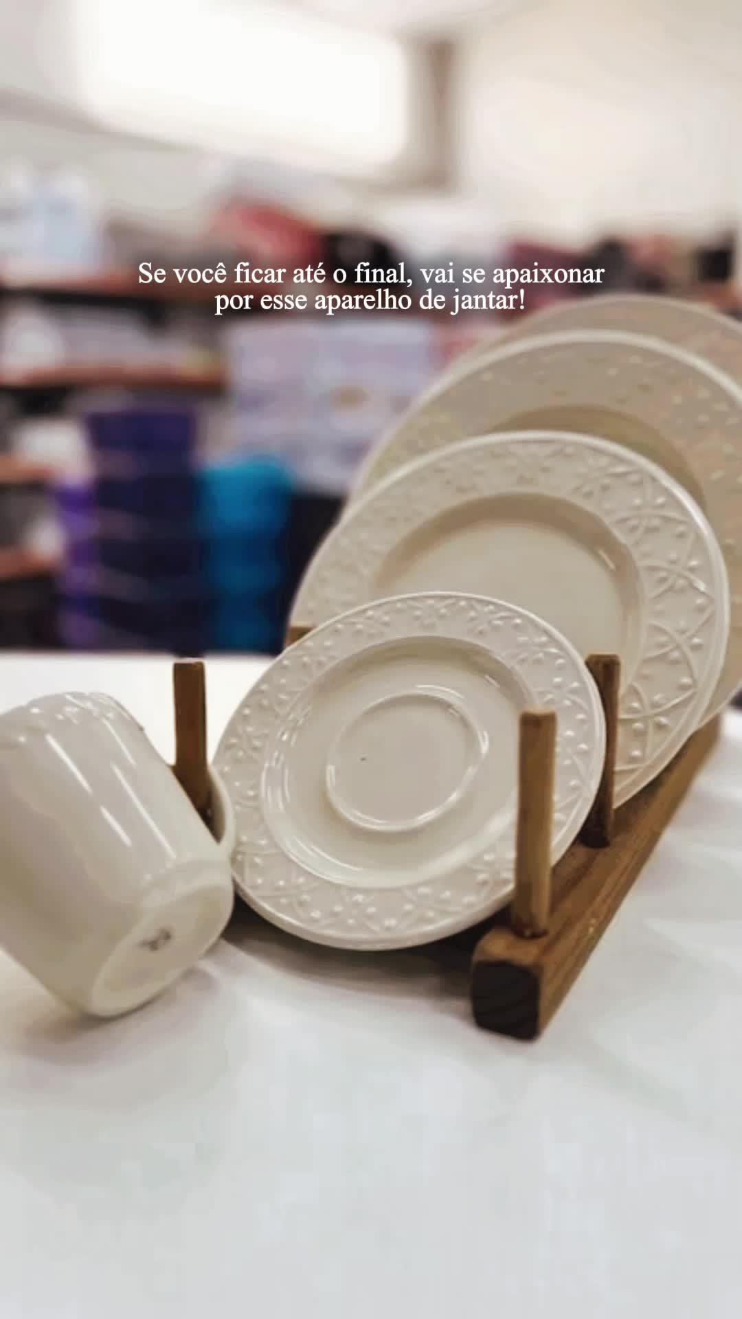 Aparelho de jantar completo na loja! 😍 Com borda em alto-relevo inspirada nas tradicionais pinturas mehndi da Índia, essas louças unem arte e elegância. Na cor Marfim, eles realçam o que realmente importa: a sua refeição. Um verdadeiro curinga para transformar qualquer mesa em um banquete de estilo. 👉🏻Itens vendidos separadamente, monte a sua mesa posta! Visite nossa loja🧡 Segunda a sábado, das 8h30 às 12h e das 13h30 às 18h30 📍Capivari do Sul/RS - Avenida Telmo Sessim, 1387 💻www.dtudoemcasa.com.br - Link na bio