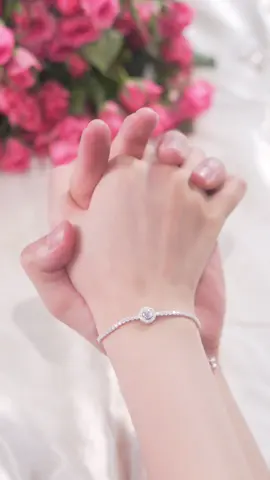 SQ002 Set trang sức tinh tế với dây chuyền mặt trăng và lắc tay đá tròn lấp lánh, mang đến vẻ đẹp ngọt ngào và sang trọng. Đeo lên là toả sáng, nâng tầm phong cách nàng trong mọi khoảnh khắc ✨🌙. #daychuyenbactlee #lactaybactlee #trangsuc #khuyentaibactlee #tleejewelry 