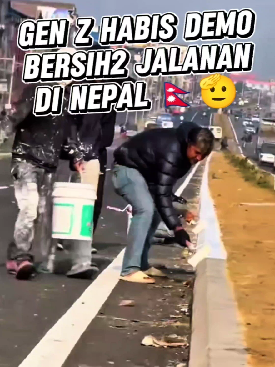 Gen Z Habis Demo Bersih2 Jalanan Di Nepal 🇳🇵🫡 Mengecat Pembatas Jalan Dengan Aksi Nyata #genz #nepalitiktok #nepali #nepal #demonstration 