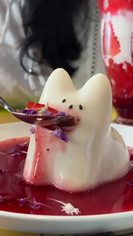 They crave that mineral…  I have no words What a cursed pudding cat #apothecarydiaries #puddingcat #catpudding #jigglypudding #maomao 