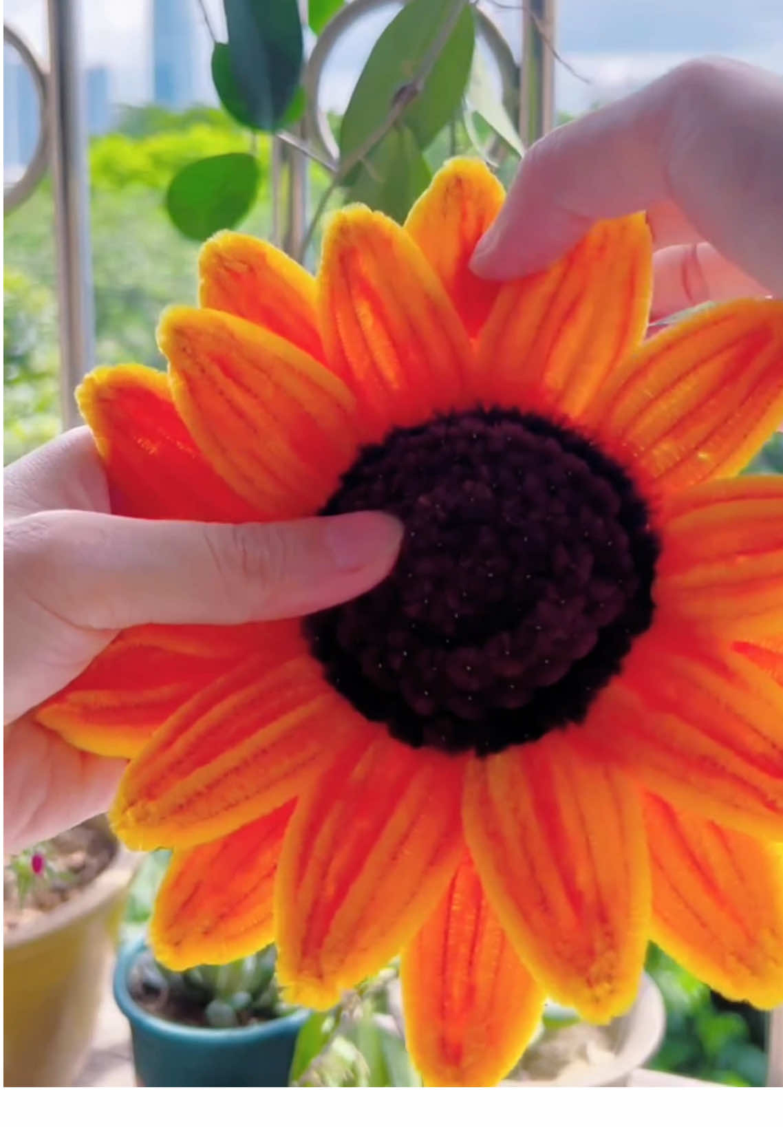 DIY pipe cleaner sunflowers #handmadegifts #flowers #gift #craft #diyproject   