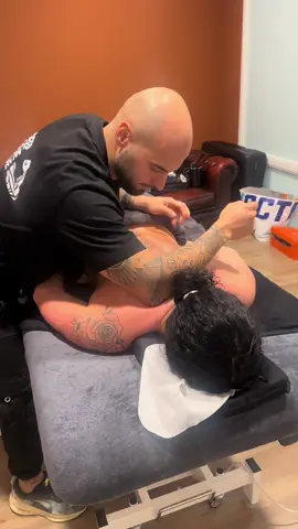 Vrouwen vergeten vaak zichzelf in alle drukte van werk, gezin en sport. Met een massage gun je je lichaam én je hoofd de rust die je verdient. Het helpt tegen stress, vermindert pijnlijke spieren en geeft je nieuwe energie. Self-care is geen luxe, het is nodig. Plan jouw moment bij DTM Massage.@dhnex98 #massage #massagerotterdam #relaxmassage #rugpijn 