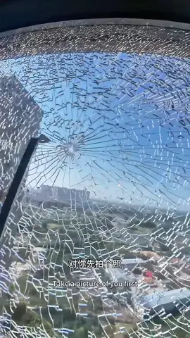 陽台玻璃突然爆裂！😱 請人上來檢查，發現一個圓孔，竟然不是自爆，是被爆！😡 網友留言：「完美的陽台幹嘛多加塊玻璃啊～」😂 你們有沒有遇過這種離奇事？快來分享！👇 #陽台玻璃 #生活趣事 #爆裂事件