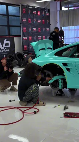 Quando Akira Nakai pega um 911, ele não só modifica — ele cria uma obra de rua. 🇯🇵🛠️ #RWB #porsche911 #rauhweltbegriff #akiranakai #rwbporsche 