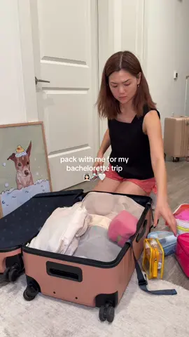 GUESS WHERE WE ARE GOING?! 🙊 trunk luggage: @away  carry on luggage: @Heys  packing cubes: @Amazon 