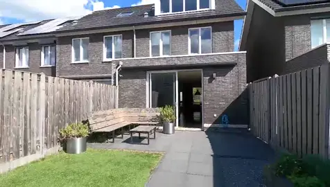 ✨ 𝗡𝗜𝗘𝗨𝗪 𝗜𝗡 𝗗𝗘 𝗩𝗘𝗥𝗞𝗢𝗢𝗣 ✨ Aan de Hoornsemeer 15 vind je deze moderne hoekwoning (ca. 143 m²) met uitgebouwde woonkamer, zonnige achtertuin en maar liefst 4 slaapkamers. Volledig gasloos, voorzien van warmtepomp en vloerverwarming/-koeling – helemaal klaar voor de toekomst! 📍 Hoornsemeer 15, Zoetermeer 🏷 € 575.000 k.k. 🛋 ca. 128 m² woonoppervlak 🛏 4 slaapkamers (mogelijkheid tot extra kamer) 🌞 Zonnige achtertuin (zuidwest) 🔋 Energielabel A | Gasloos & met warmtepomp ✨ Highlights: 🔹 Royale, uitgebouwde woonkamer van ca. 37 m² met veel licht 🔹 Luxe open keuken met complete hoekopstelling & inbouwapparatuur 🔹 Moderne badkamer met ligbad én aparte douche 🔹 2 dakkapellen (2020) voor extra ruimte en licht 🔹 Toekomstbestendig: warmtepomp, vloerverwarming/-koeling & HR++ glas 🔹 Gelegen in een kindvriendelijke, ruim opgezette buurt met scholen en sportclubs op loopafstand 📞 Plan jouw bezichtiging via 070-3555722 en ontdek deze duurzame, ruime gezinswoning! #zoetermeer #hoekwoning #emilmakelaars #nvm    