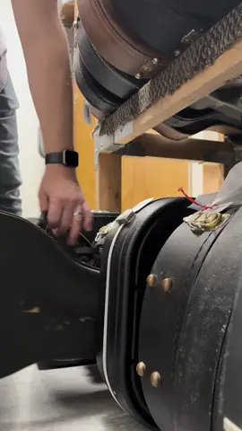 What’s in the case? A Kalamazoo-built ’50s icon coveted by players and collectors alike. Learn more about this incredible guitar at Elderly.com #gibsonlespaul #lespaulcustom #vintagegibson #lespaul #vintagelespaul #guitaroftheday #guitarcollectors #electricguitar #1955gibson #p90pickup #alnicopickup #vintageguitar #collectorsguitar #guitarsofinstagram #tonechasers #vintagevibe #OldTownLansing #ElderlyInstruments