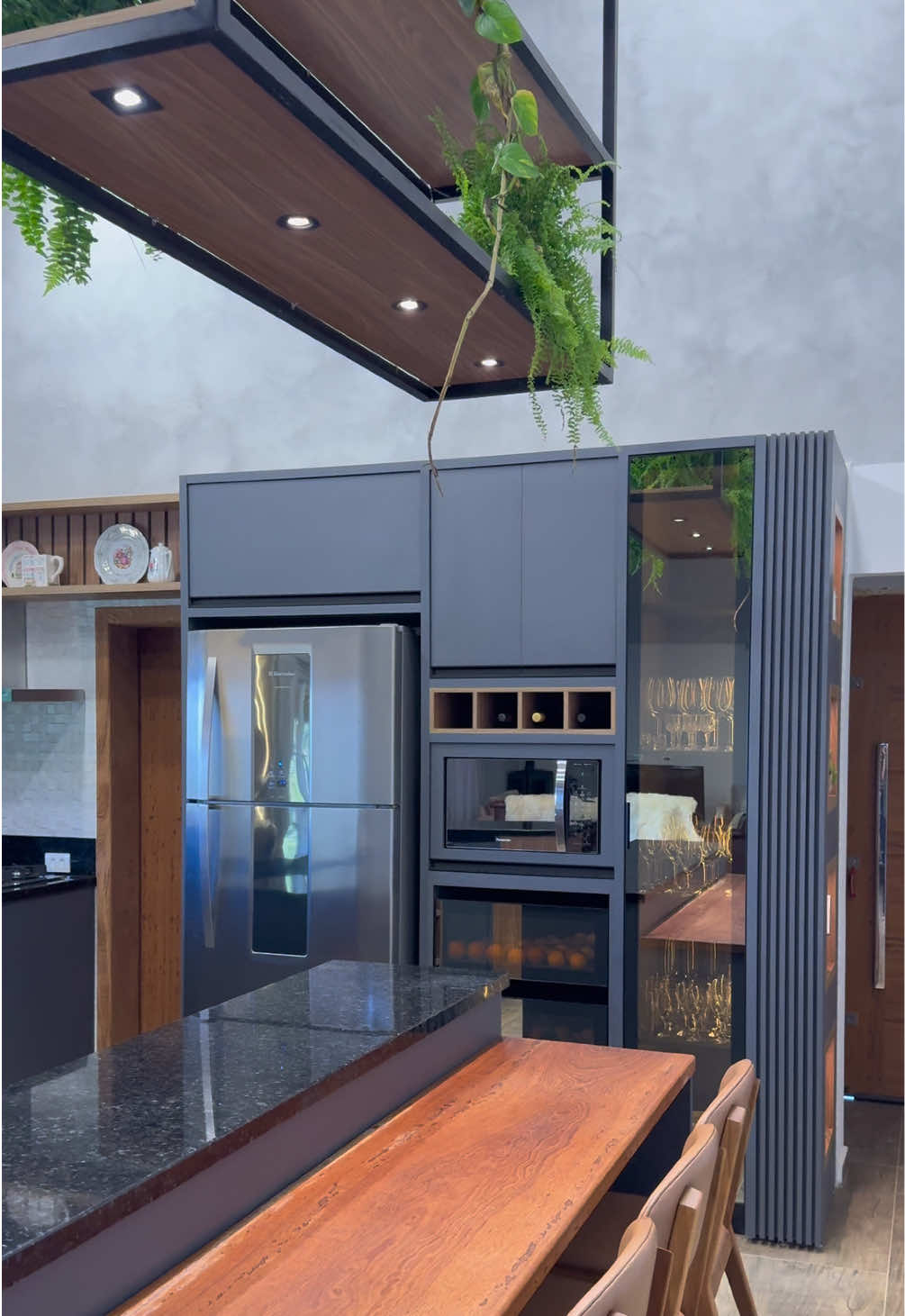 Design moderno, iluminação aconchegante e integração perfeita: uma cozinha planejada para receber, viver e saborear cada momento 🍷✨  #CozinhaPlanejada #CozinhaDosSonhos #DecorDeInteriores #DesignDeInteriores #CozinhaModerna  