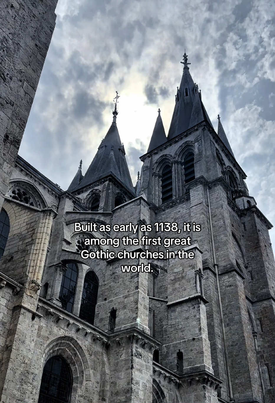 Built as early as 1138, the Church of Saint-Nicolas in Blois stands as one of the very first great Gothic churches in the world. Its architecture perfectly illustrates the transition from the solid Romanesque style to the soaring elegance of Gothic design. With its massive choir rooted in Romanesque tradition and its nave already reaching toward Gothic lightness, it is a true milestone in medieval architecture and a key witness to the birth of the Gothic style beyond Paris. #blois 