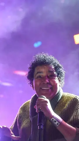 قلبي لسة في عز ربيعه ، بس نفسه في قلب مخلص ⁦♡⁩     #اسوان_بلاد_الدهب #المُغرد_الاسواني #اكسبلور #fypage #محمد_منير 