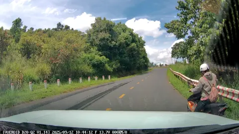 Tí thì gãy kim 😂. Đi xe máy, đeo tai nghe dừng ngay cua vậy không sớm thì cũng muộn 
