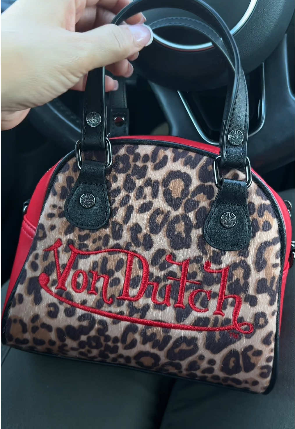 The cheetah print with the red is so 🔥  #handbags #vondutch #cheetahprint 