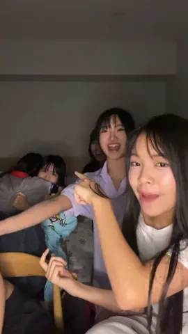 อาศัยจังหวะชุลมุน🤣 #mailbnk48 #praewbnk48 #luksornbnk48 #grapebnk48 #blythebnk48 