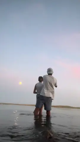 Son premier Sandre🙌😍 Toujours incroyable de faire découvrir la pêche🤌 @Mayeul #zander #zanderfishing #extremadura #fishingaddict #fishingcommunity 