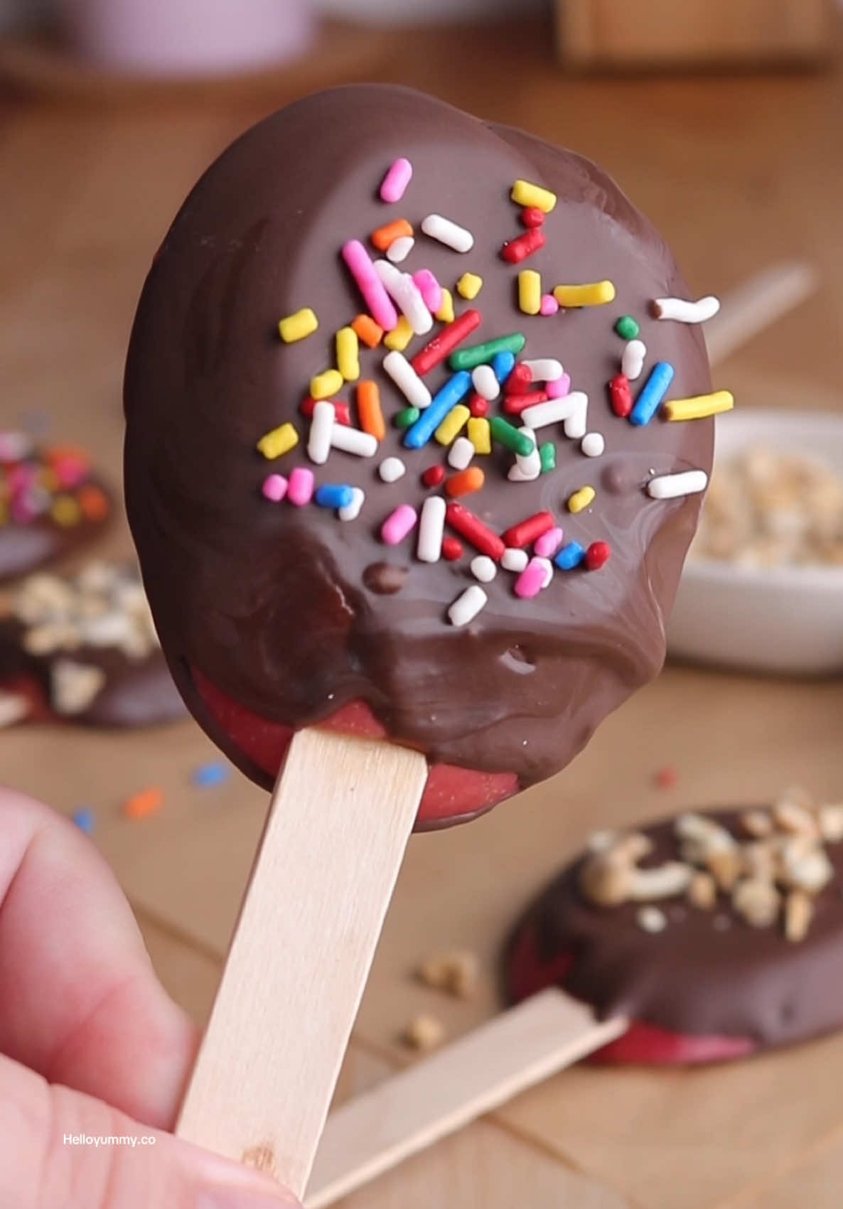 Turn apples into apple lollipops! A fun fall treat 🍎 #falltreats #applerecipe 
