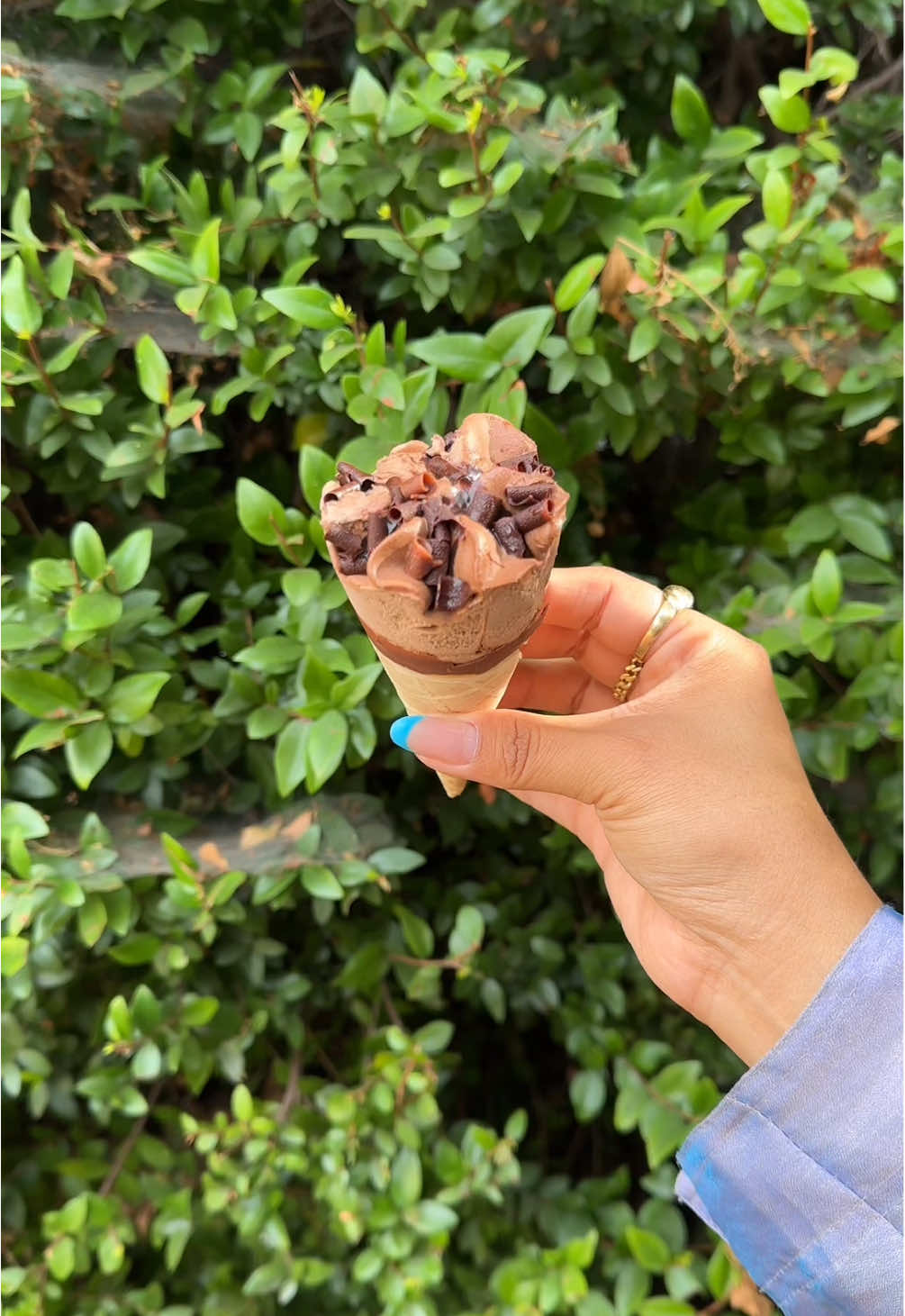 a little indulgence, a little sunshine, and suddenly the world feels softer. time to take a stroll with your favorite cone. @karenmarieco #DazsPartner 