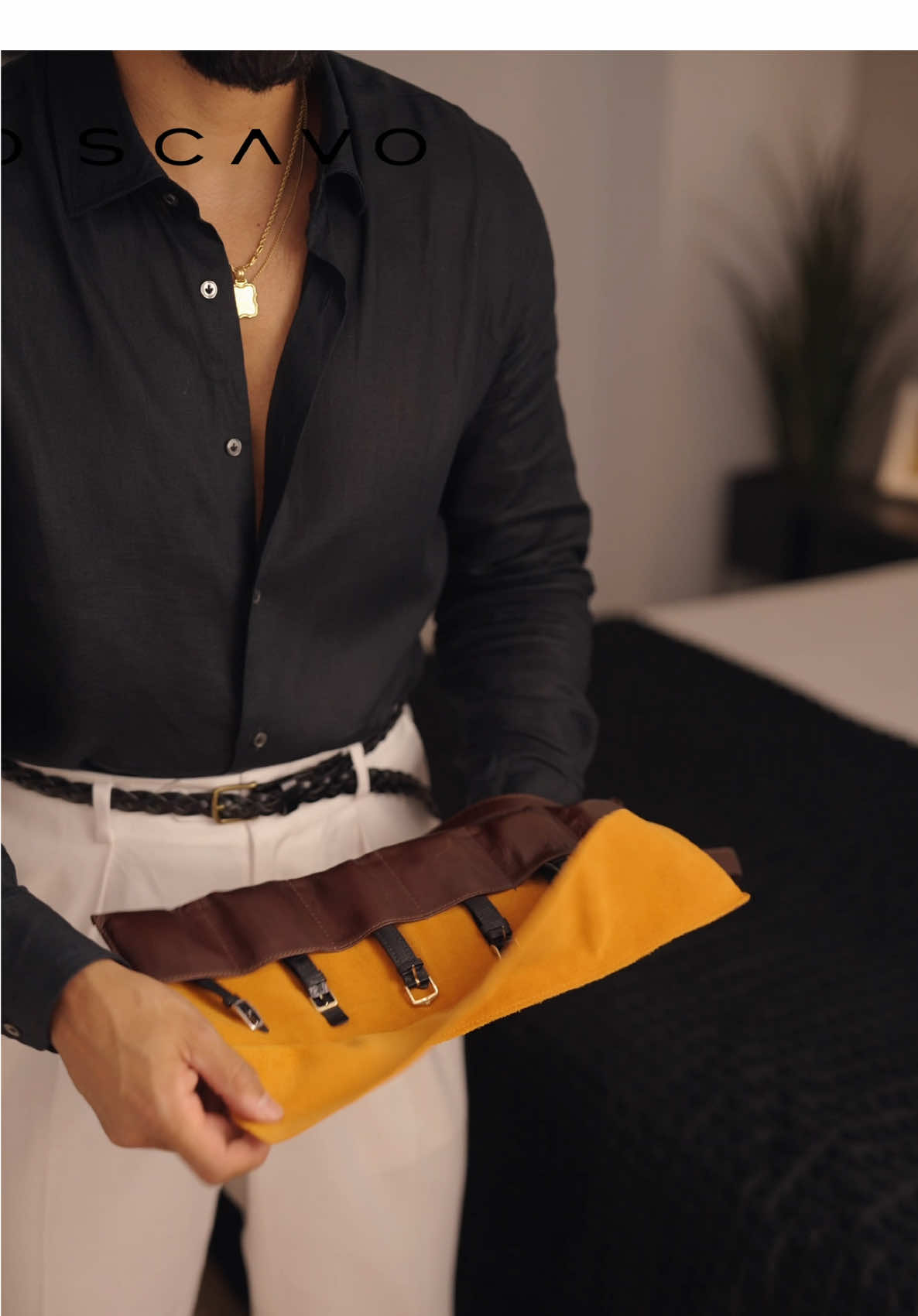 🧐🚨 Are you one of the men who knows this trick, or one of those who walks around untidy without even realizing it?  The secret is simple: tuck your shirt into your underwear so it never comes loose and the look stays flawless. This outfit is all about contrast: a white cotton suit, clean and sophisticated, paired with a black linen shirt that adds strength and character. On my feet, black woven fisherman sandals with a jute sole—relaxed yet refined, with a Mediterranean flair that bends the rules without losing elegance. And to finish, a vintage Omega watch: small, timeless, distinguished. A style for men who know that true sophistication lies in the details. #suitstyle #grwm #asmr #mensfashion #fashiontips 