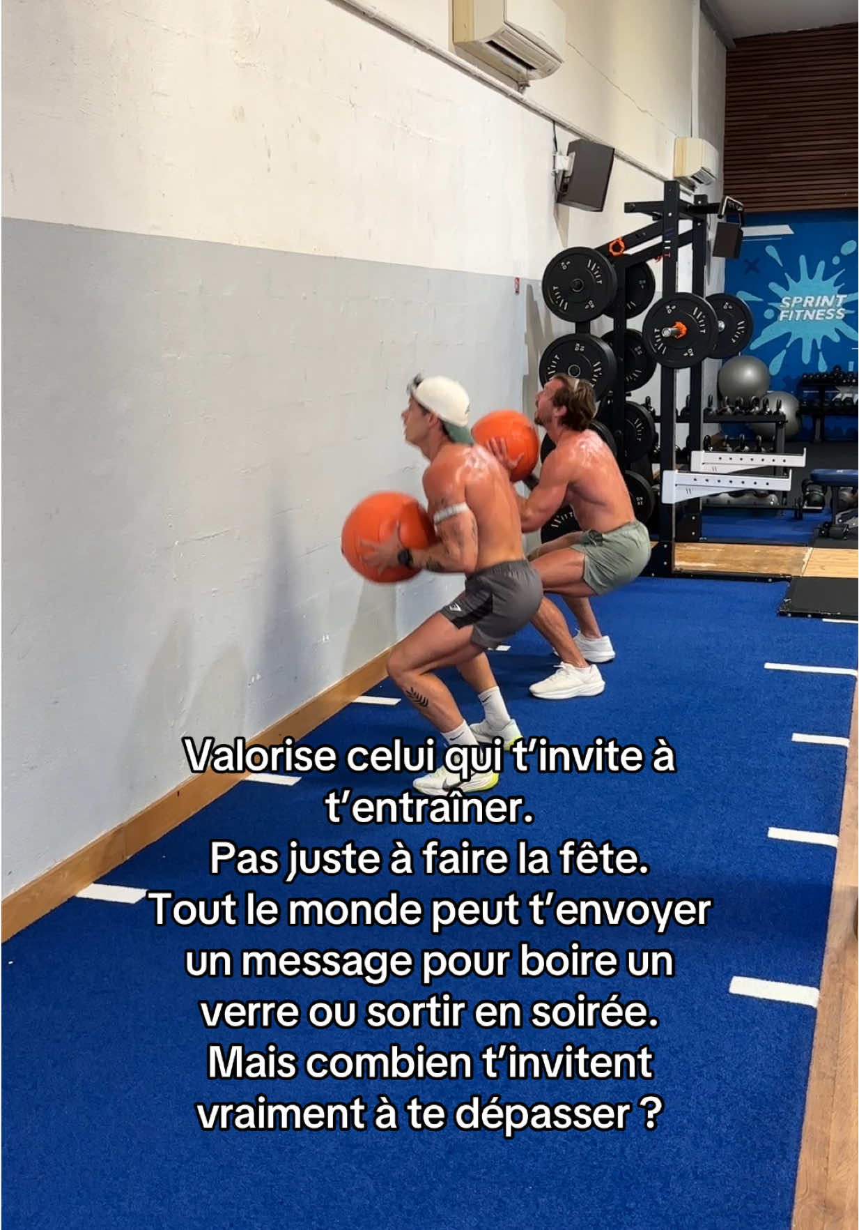 Ces personnes-là… garde-les précieusement. 🙌 Parce qu’au final, ce ne sont pas les lendemains de fête qui bâtissent ton futur, mais les entraînements que tu as partagés, les efforts que tu as répétés, et la discipline que tu as cultivée. 👉 Si tu veux quelqu’un qui t’invite à te pousser dans la bonne direction, à trouver le bon équilibre et à progresser sans perdre de temps,  📩DM-moi « FIT » :  Je t’accompagne en coaching 1:1 pour que tu deviennes la meilleure version de toi-même. 📲 Suis-moi pour plus de conseils concrets et de motivation. #teamwork #hyrox #wod #Fitness #motivation 