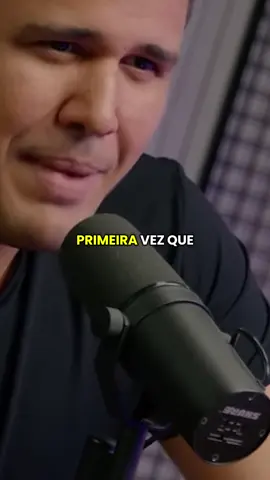 @Ícaro de Carvalho Lembro da primeira vez que fiquei impactado por uma escrita: lendo Dom Casmurro, do Machado de Assis. Havia um capítulo chamado Mil Padres Nossos e Mil Ave-Marias. Bentinho havia sido prometido para se tornar padre, mas se apaixonou por Capitu. Então ele inicia uma barganha com Deus: “Deus, eu sei que quebrei muitas promessas, que não rezei todos os Padres Nossos que prometi… Mas agora faço uma promessa irresistível: mil Padres Nossos, mil Ave-Marias, se eu não for para o convento e casar com Capitu.” Pensei: cacete, que narrativa! É uma história simples, mas contada de maneira brilhante. E foi ali que percebi o poder da escrita bem feita. #L#LiteraturaN#NarrativaAprendizado #icarodecarvalho 