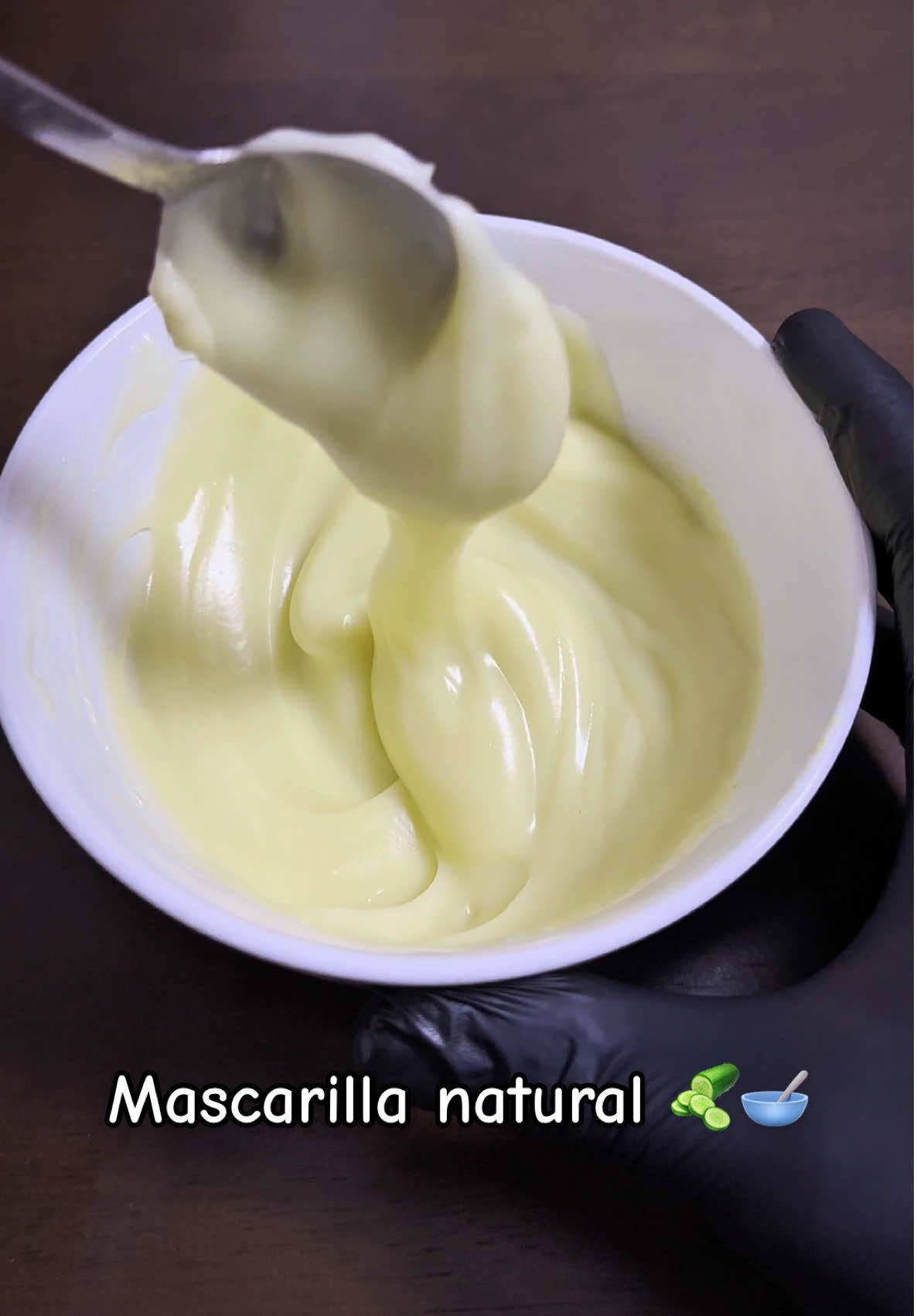 ✨ Hoy te traigo esta mascarilla casera con maicena, jugo de pepino, miel y aceite de coco 🥒🍯🥥. La maicena ayuda a tensar la piel y darle un efecto lifting natural. El pepino refresca, desinflama y ayuda a aclarar manchas. La miel hidrata y deja la piel súper suave. El aceite de coco nutre y aporta brillo saludable. Una mezcla perfecta para dejar tu piel lisa, luminosa y con un acabado de porcelana ✨. #mascarillascaseras #rutinadeskincare #trucosdebelleza #paratii #fypage 