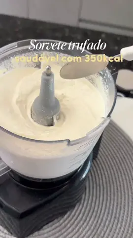 Juro que fica com gosto de sorvete de verdade! 🍦 Se quiser, dá até pra levar ao congelador e fica ainda mais parecido. -Ingredientes: 	•	200g de abacaxi 	•	35g de leite em pó -Calda: 	•	10g de cacau em pó 50% 	•	10g de leite em pó