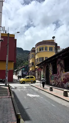 📍 La Candelaria: el alma histórica de Bogotá Caminar por La Candelaria es entrar a un mundo donde la historia y la belleza se mezclan en cada rincón. Calles empedradas, balcones coloniales llenos de flores, arte urbano vibrante… y esa energía única que solo se respira en el corazón de Bogotá. Aquí nació la ciudad. Y hoy, sigue viva, mágica y llena de historias por descubrir. 🏛️ Arquitectura con historia viva La Candelaria conserva iglesias coloniales, museos icónicos, casas antiguas con siglos de historia y plazas que aún susurran el pasado. 🍽️ Gastronomía para todos los gustos Desde empanadas y arepas tradicionales hasta cocina internacional, vegana y de autor. Disfruta de cafés con encanto, panaderías con historia y restaurantes que enamoran a los sentidos. 🏨 Hospedajes únicos en el corazón de Bogotá Hostales artísticos, hoteles boutique, alojamientos bohemios o acogedores… Dormir en La Candelaria es despertar rodeado de cultura y belleza. 🎨 Vivir La Candelaria es vivir Bogotá en su esencia Es arte, música, tradición y modernidad. Es ese lugar que nunca se olvida, porque siempre hay algo nuevo que sentir. ✨ Y si quieres descubrir lo mejor de esta zona histórica, síguelo de cerca en @candelariaspot El lugar donde compartimos lo más especial de La Candelaria Bogotá: su gastronomía, sus rincones escondidos, sus historias, sus sabores y todo lo que hace de este lugar… una experiencia inolvidable. #LaCandelaria #BogotáHistórica #CentroHistóricoBogotá #CulturaBogotana #DescubreBogotá