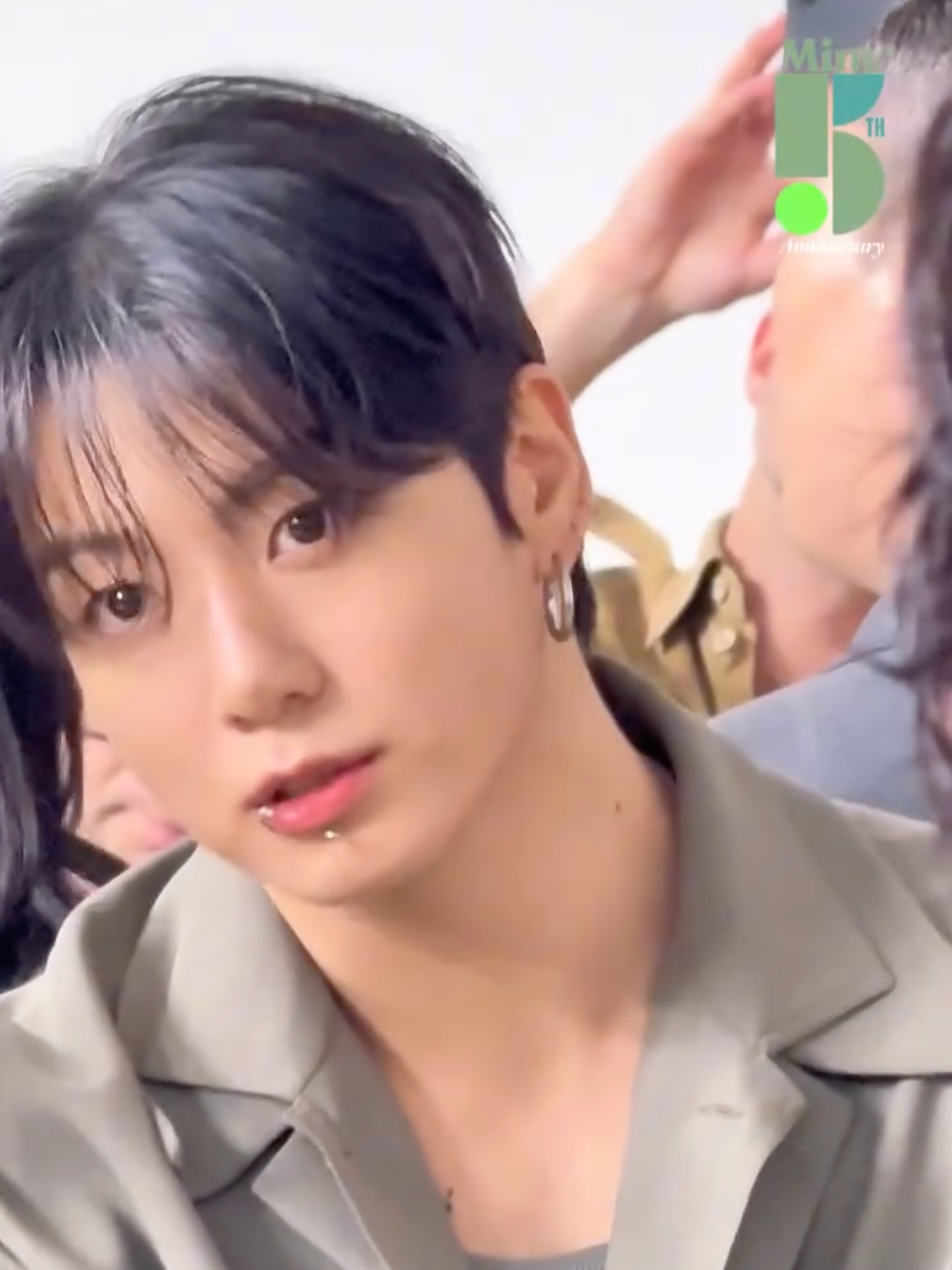 ออร่ามาแต่ไกล! #MintReports จัดโมเมนต์นั่งชมฟินาเล่ของหนุ่ม #JUNGKOOK #BTS Global Ambassador พร้อมด้วยเหล่าคนดัง อาทิ ตู ต้นตะวัน, มิ้ลค์ พรรษา, Jasper Liu และอีกมากมาย ที่มาร่วมชมโชว์ Calvin Klein Collection Spring 26 ที่จัดขึ้นกลางกรุงมหานครนิวยอร์ก 💚 🎬 #MintReports by  @oatesritthichai #JUNGKOOKxCALVINKLEIN #JUNGKOOKxNYFW #JungkookForCalvinKlein #CalvinKleinxTU #CalvinKleinXMilk #tontawan #MilkPansa #CalvinKlein #MintMagTH