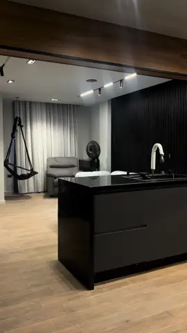 مطبخ مفتوح على الرسيبشن يلفت أنظار ضيوفك من أول لحظة! 💙 خزائن علوية تصل للسقف لاستغلال المساحات الرأسية وحدات زجاجية لتخزين القطع الأنيقة، كأنها ديكور في الرسيبشن خامة فاتحة ولامعة لتسهيل التنظيف ولإضافة اتساع أكثر اختار كيتشنر.. واحصل على مطبخ أحلامك اليوم 👌 📞01060506264 📍العنوان: 31 شارع صقلية متفرع من مكرم عبيد خلف احمد السلاب المواعيد: من 1ظ لـ 10م يوميًا #kitchener #تصميم_مطبخ  #مطابخ_مودرن  #مطبخك_بطريقتك 